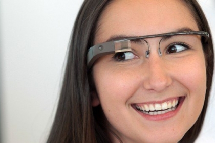 La femme que tu vois sur cette photo porte une nouvelle paire de lunettes futuriste, les Google Glass.(© Mathew Sumner/Getty Images/AFP)