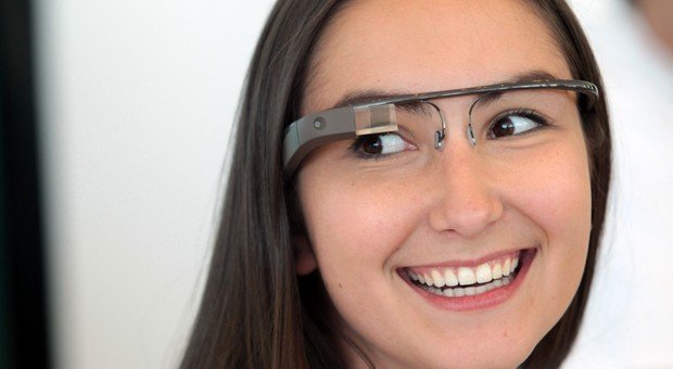 La femme que tu vois sur cette photo porte une nouvelle paire de lunettes futuriste, les Google Glass.(© Mathew Sumner/Getty Images/AFP)