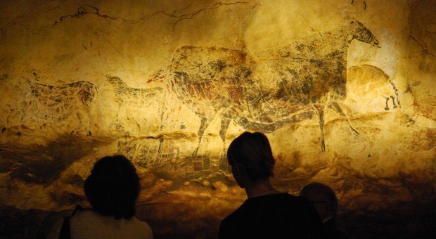 Sur cette photo, tu peux voir des visiteurs qui admirent une reproduction des peintures de la grotte de Lascaux lors de l'exposition "Lascaux 3", à Chicago. (© AFP PHOTO / Mira OBERMAN)