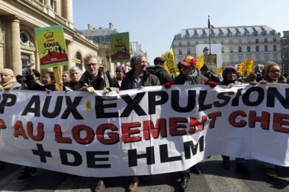 Sur cette photo, tu peux voir des gens qui manifestent contre les expulsions. Sur la banderole, tu peux lire : "Stop aux expulsions, stop au logement cher, plus de HLM." Avec la fin de la trêve hivernale, des milliers de personnes risquent d'être expulsées de leur logement car elles n'ont pas assez d'argent pour payer leur loyer. (© AFP PHOTO/PIERRE VERDY)