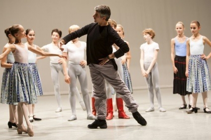 Sur cette photo, tu peux voir les "petits rats" de l'Opéra de Paris lors d'un cours de danse avec un de leurs professeurs. (© Agathe Poupeney)