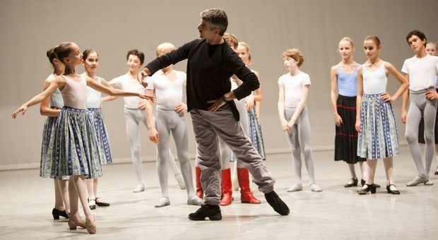 Sur cette photo, tu peux voir les "petits rats" de l'Opéra de Paris lors d'un cours de danse avec un de leurs professeurs. (© Agathe Poupeney)