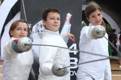 Sur cette photo, tu peux voir de jeunes escrimeurs avec leur fleuret. (© Photo : Nicolas Guyonnet / Icon Sport)