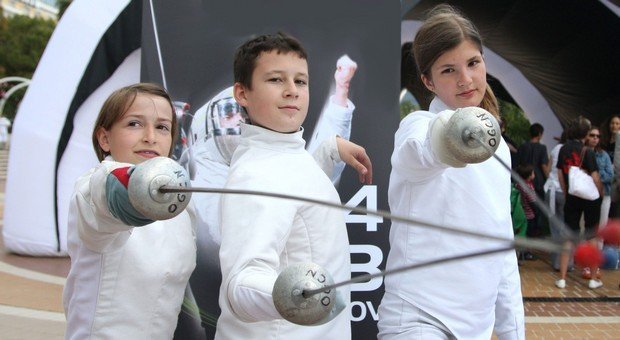 Sur cette photo, tu peux voir de jeunes escrimeurs avec leur fleuret. (© Photo : Nicolas Guyonnet / Icon Sport)