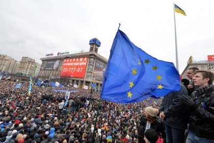 Les manifestabts Ukrainiens brandissent le drapeau de l'Union européenne.