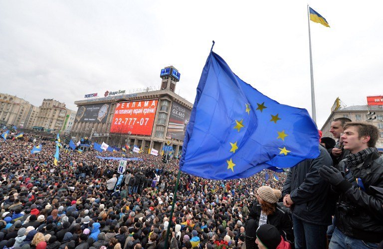 Les manifestabts Ukrainiens brandissent le drapeau de l'Union européenne.
