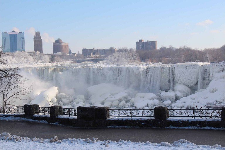 Sur cette photo, tu peux voir qu'une partie des chutes du Niagara, à la frontière entre les États-Unis et le Canada, est gelée ! ( © Seyit Aydogan / Anadolu Agency / AFP). 
