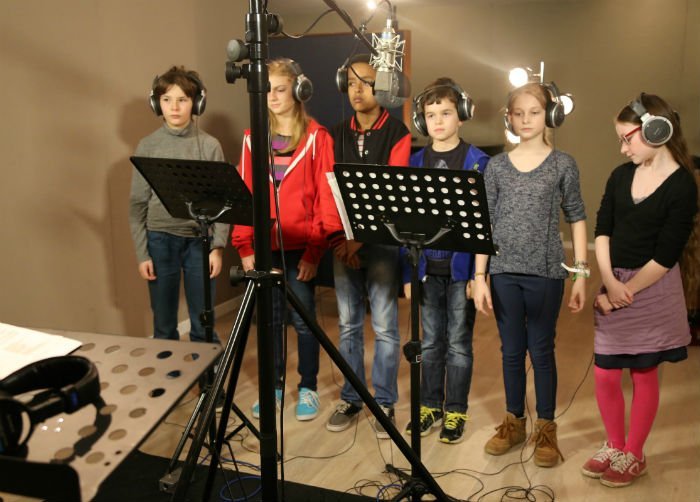 Avec leurs copains Amélie, Tijani et Raphaël, Héloïse, Capucine et Etienne ont passé plusieurs heures en studio d'enregistrement (© D.R.)