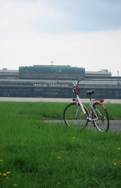 Berlin Tempelhof, l'aéroport transformé en parc urbain – L'interconnexion  n'est plus assurée