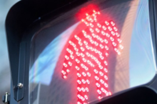 Ce bonhomme d'un feu de passage piéton est formé de LED (© iStock)