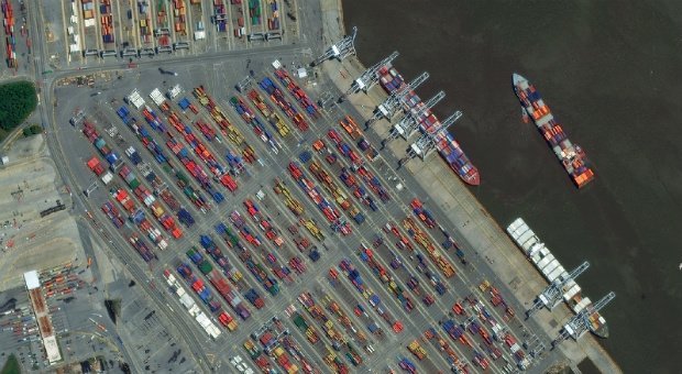 Les containeurs arrivent par bateau dans un port. (©DigitalGlobe)
