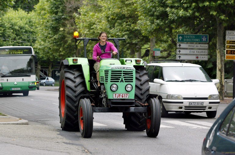 Manon en 2005, au volant de son tracteur, dans la ville de Saint-Etienne. © Philippe Merle / AFP