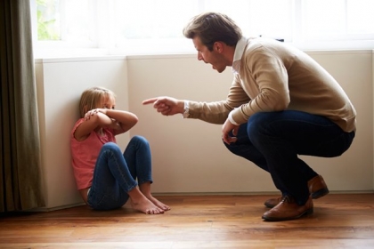 père grondant son fils