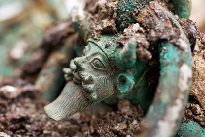 détail bassine bronze tête dieu grec