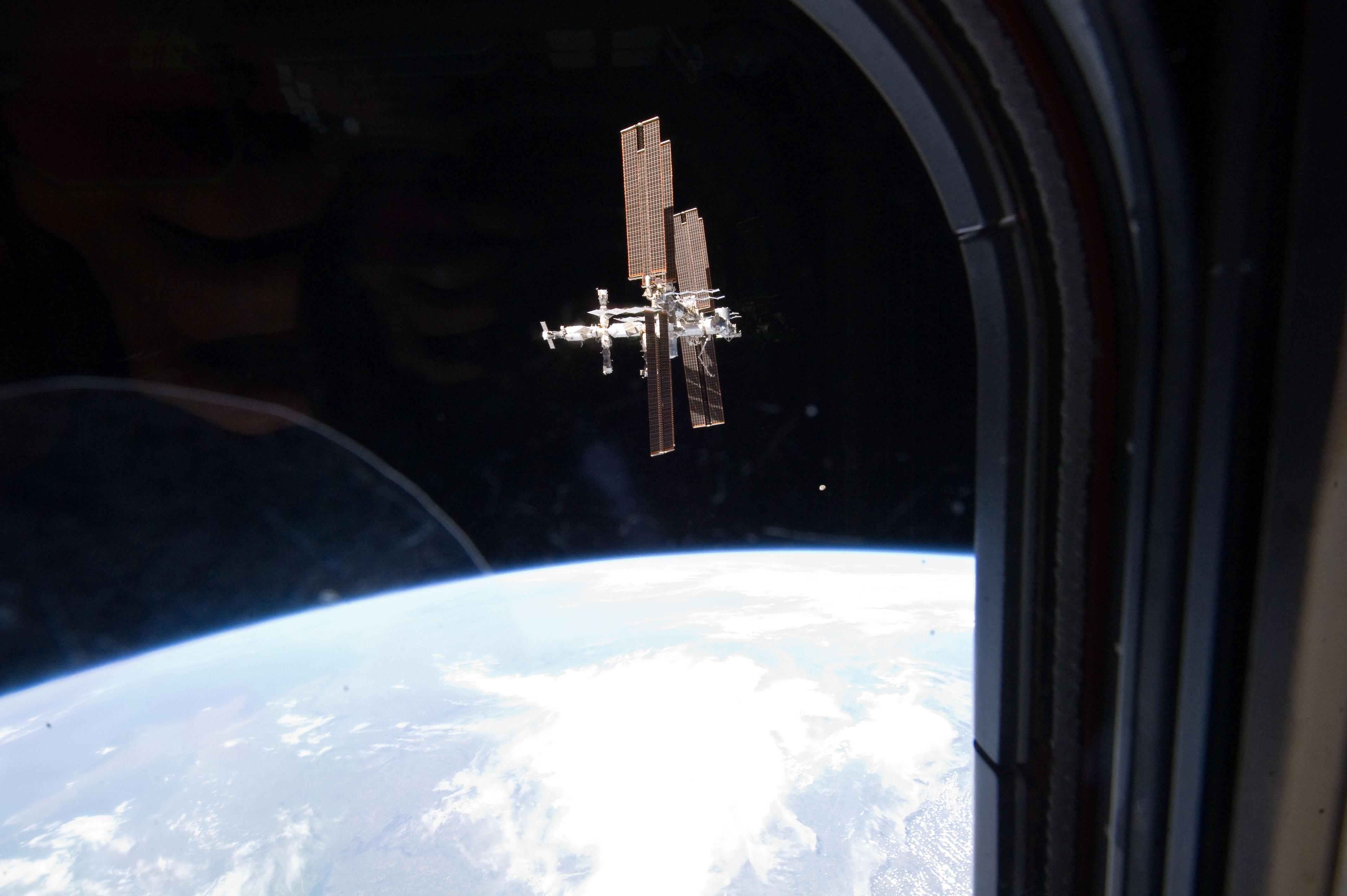 En orbite autour de la Terre, l'ISS a été assemblée dans l'espace. Avec ses panneaux solaires, elle est immense : de la taille d'un terrain de football. C'est le plus gros objet artificiel qui tourne autour de la Terre. © NASA