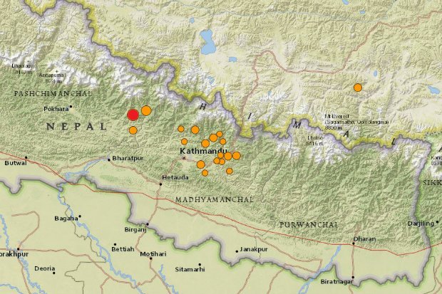 Sur cette carte, le point rouge indique le centre du premier tremblement de terre, les points orange indiquent les répliques.