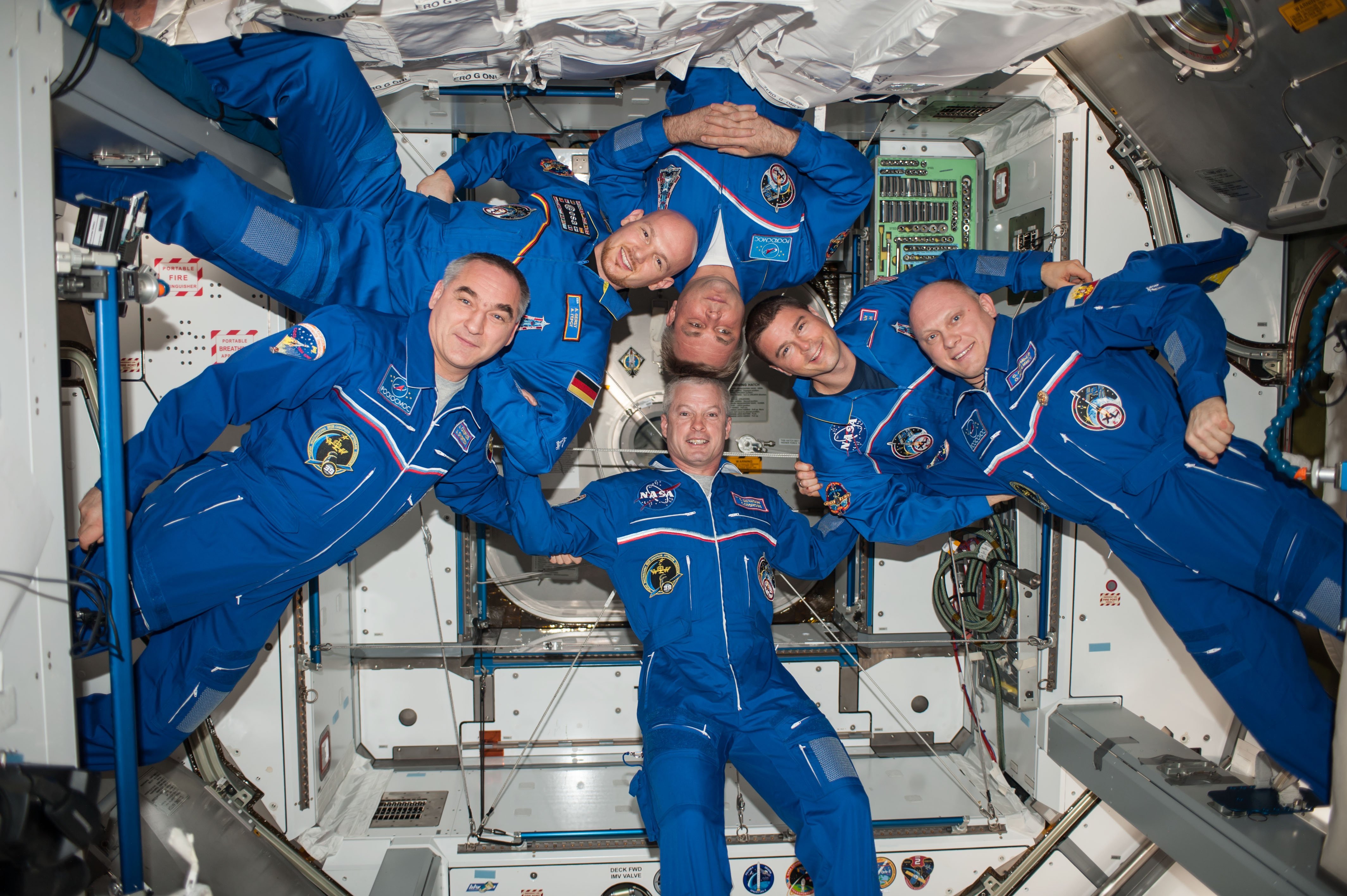 Un équipage de 6 astronautes occupe en permanence la station. Ils observent la Terre et l'univers, mais réalisent aussi de nombreuses expériences. © NASA