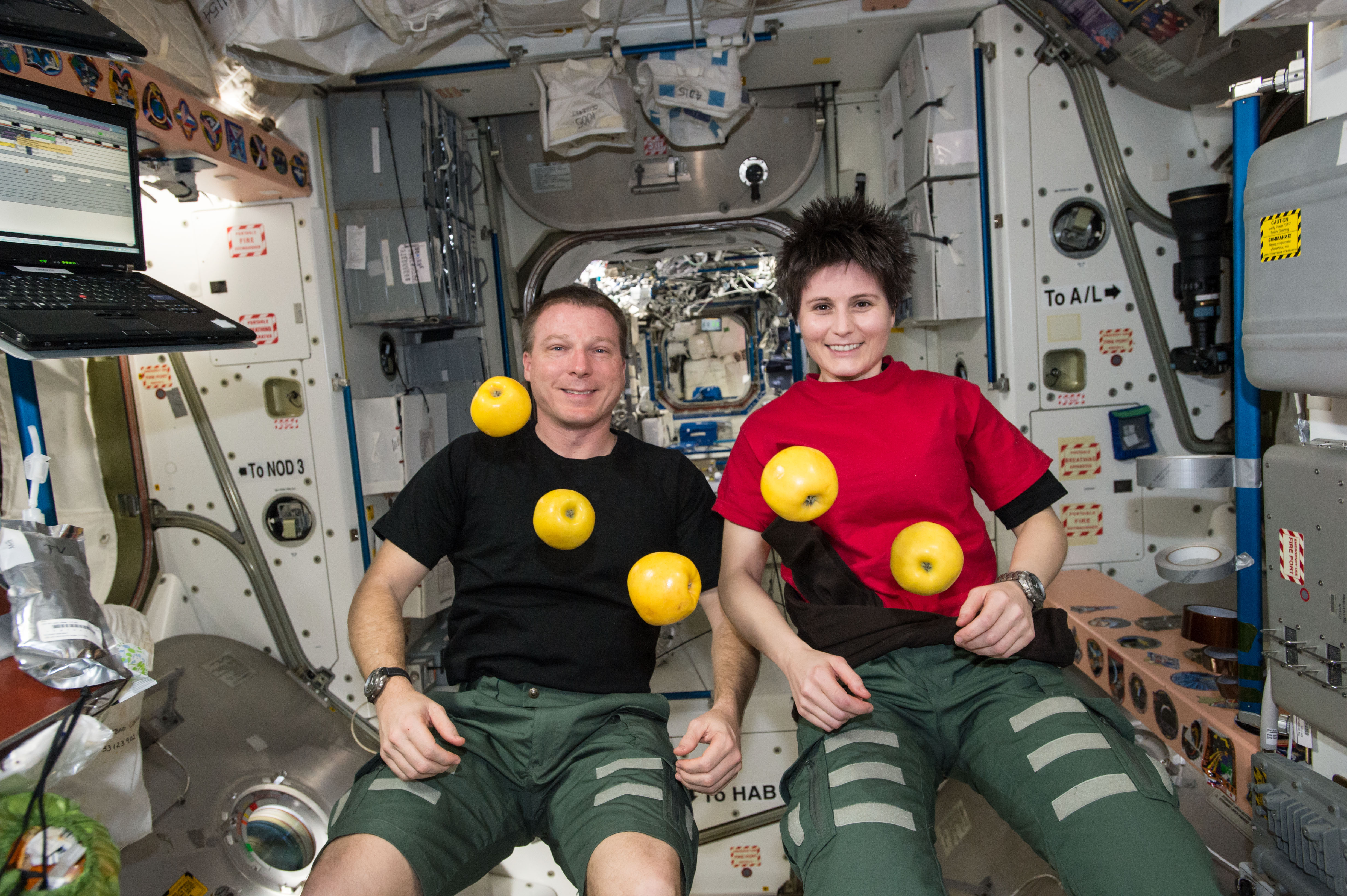 Dans l'ISS, il n'y a pas d'apesanteur. Tout vole et flotte, même les astronautes. Pas facile de se déplacer ! © NASA