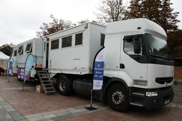 Un camion spécialisé pour accueillir les donneurs de sang. (Hydrel wikimedias commons)