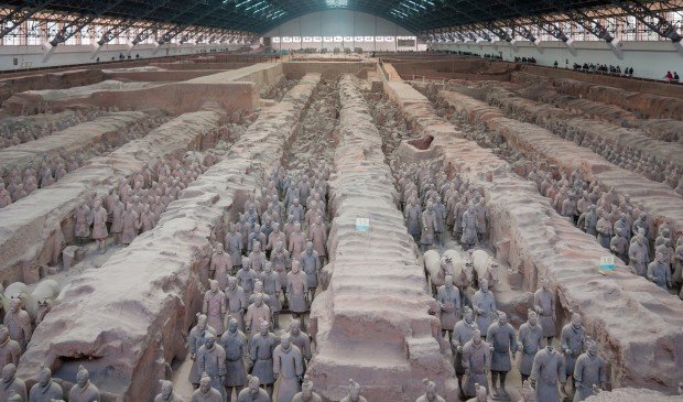 La ville de Xi'an est célèbre pour "l'armée de terre cuite" : des milliers de figurines qui représentent l'armée d'un ancien empereur de Chine. (Photo by CEphoto, Uwe Aranas : CC-BY-SA-3.0)