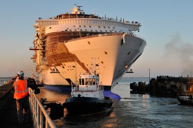 Le bateau est mis à l'eau. La construction est terminée. Maintenant, les aménagements intérieurs vont commencer.