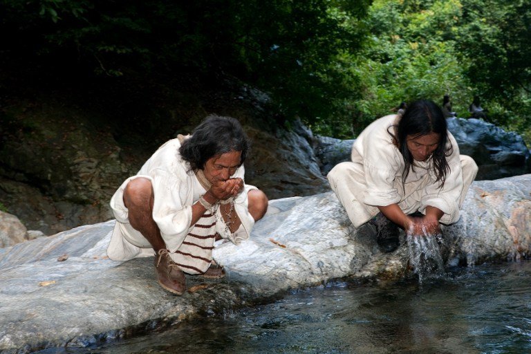 Des Indiens kogis, en train de boire l'eau de la rivière. © Biosphoto / Pascal Greboval / AFP