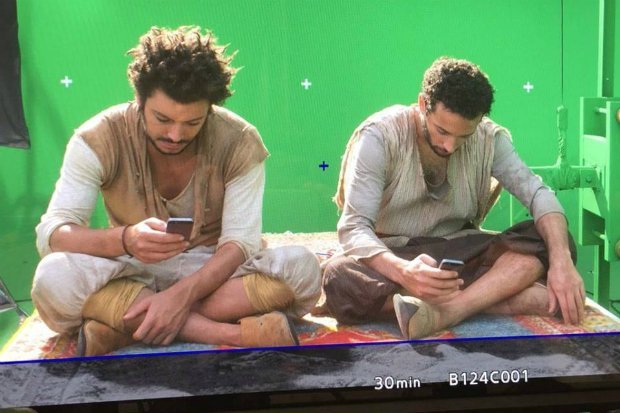 Kev Adams lors d'une pause dans le tournage du film Aladin (Daniel Tordjman / Pathé)