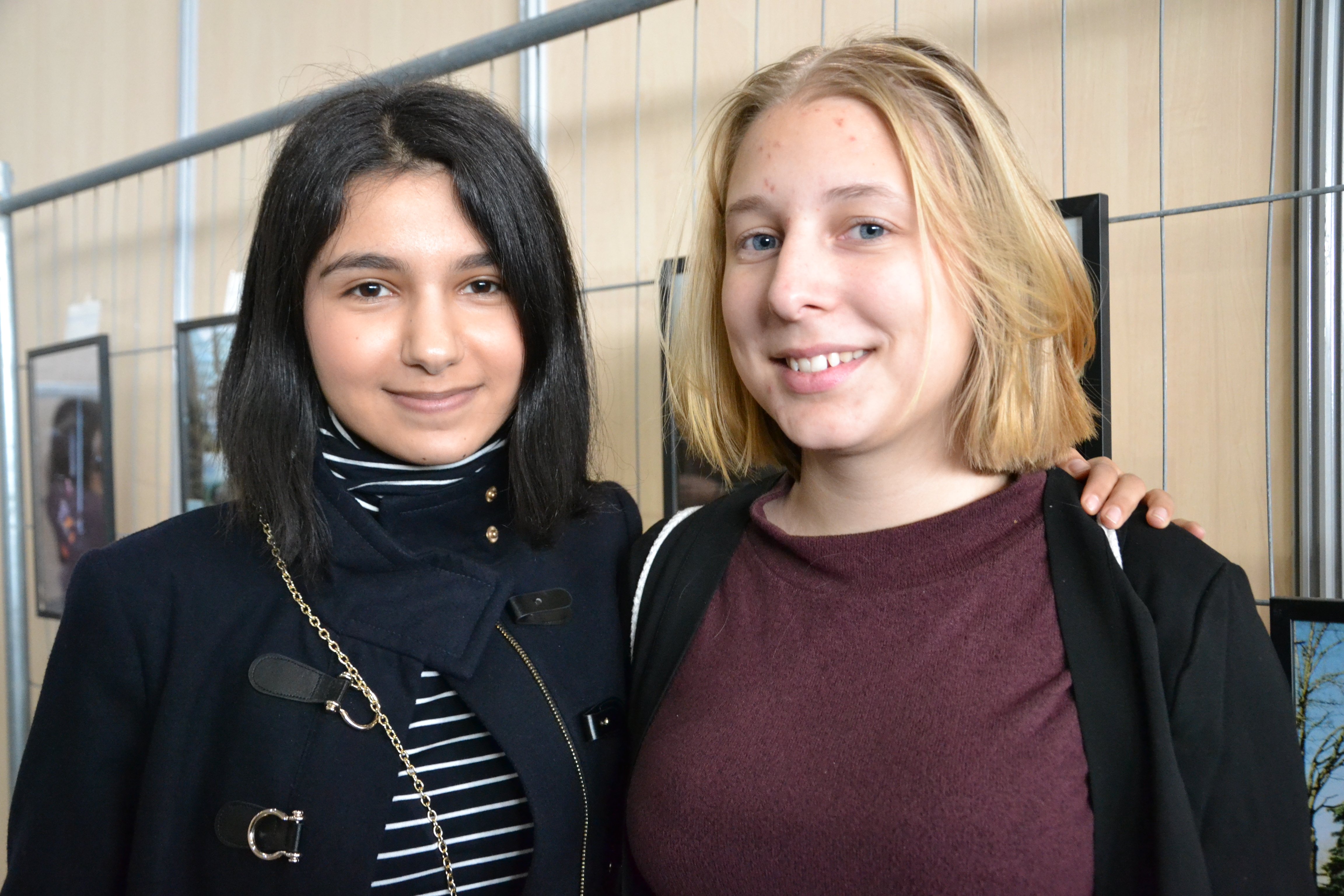 Zainab et Linnéa, deux lycéennes venues de Suède pour participer à la COP21. © Estelle Faure