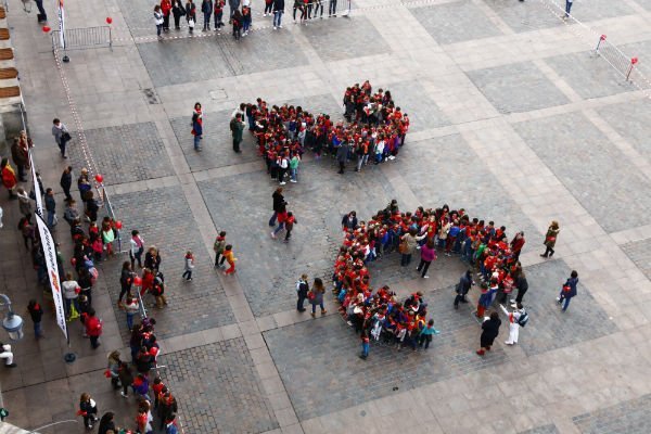 Les élèves se placent sur la place du Capitole (©