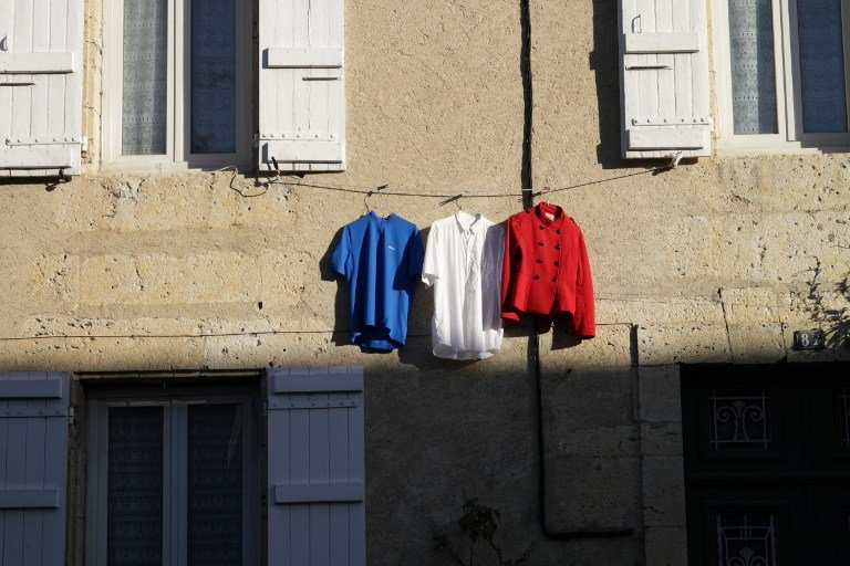 Comme ces trois vêtements bleu, blanc et rouge, accrochés dans une petite ville du Sud-Ouest de la France, de nombreux drapeaux français ont été suspendus aux fenêtres par les habitants. © Citizenside/ Sounthip Luong/ AFP