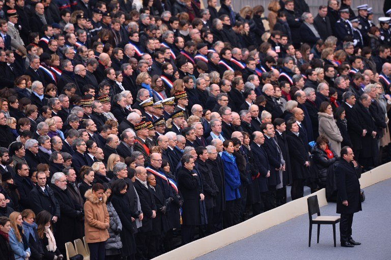 Durant l'hommage national, le président de la République François Hollande se tient debout, devant les membres de son gouvernement et les familles des victimes. © Mustafa Yalcin / Anadolu Agency / AFP