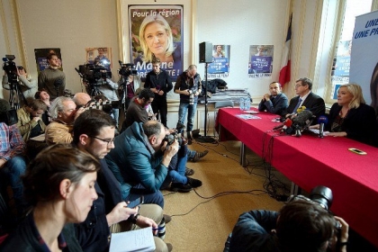 Marine Le Pen, chef du Front national, répond aux journalistes après les très bons scores de son parti, lors du premier de l'élection régionale de dimanche. A
