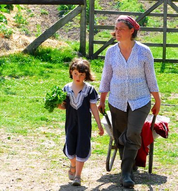Perrine et sa fille Shanti à la ferme du Bec-Hellouin.