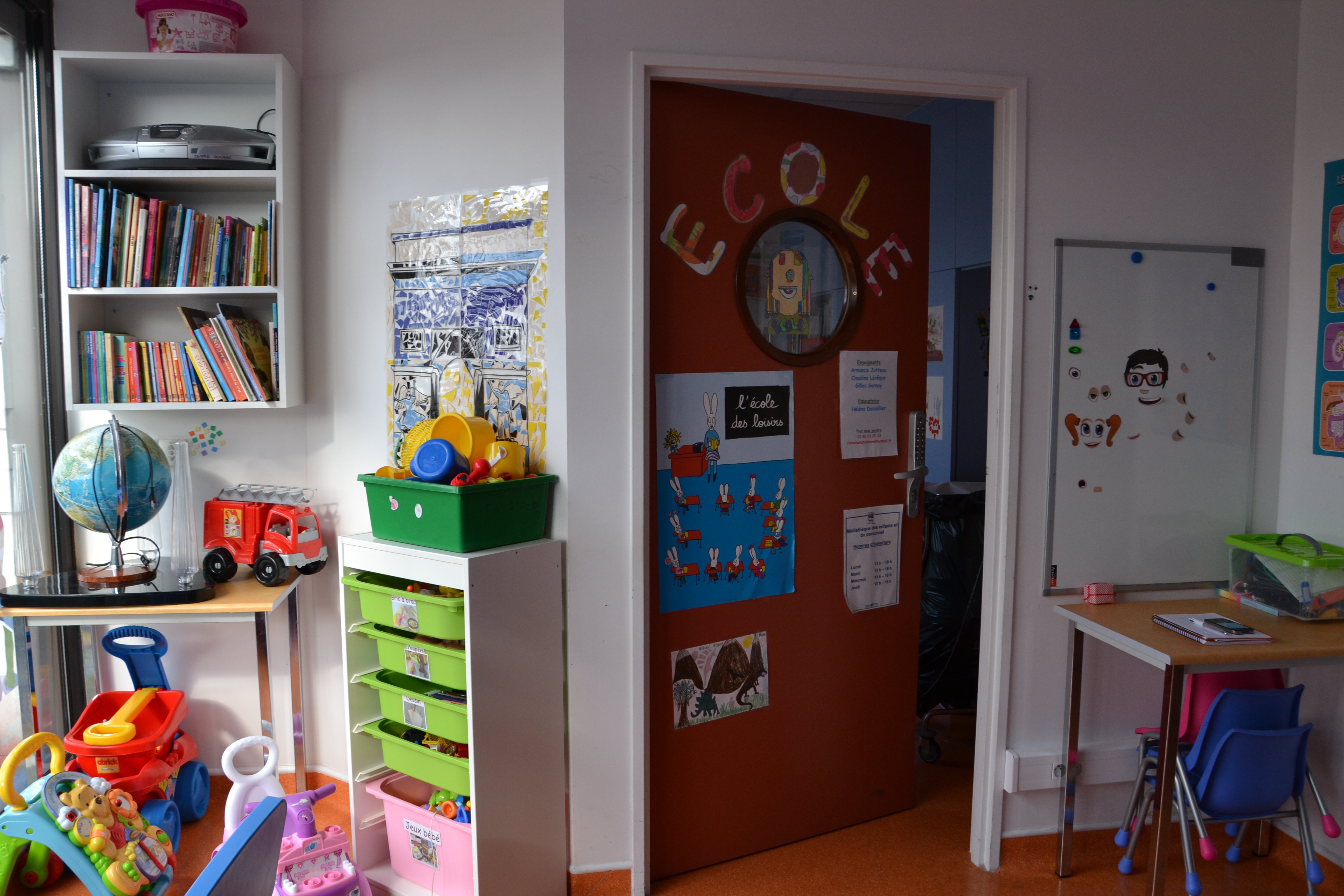 On trouve des petites salles de classe dans chacun des services de l’hôpital Robert Debré AP-HP, mais aussi des jeux pour les enfants. © Estelle Faure