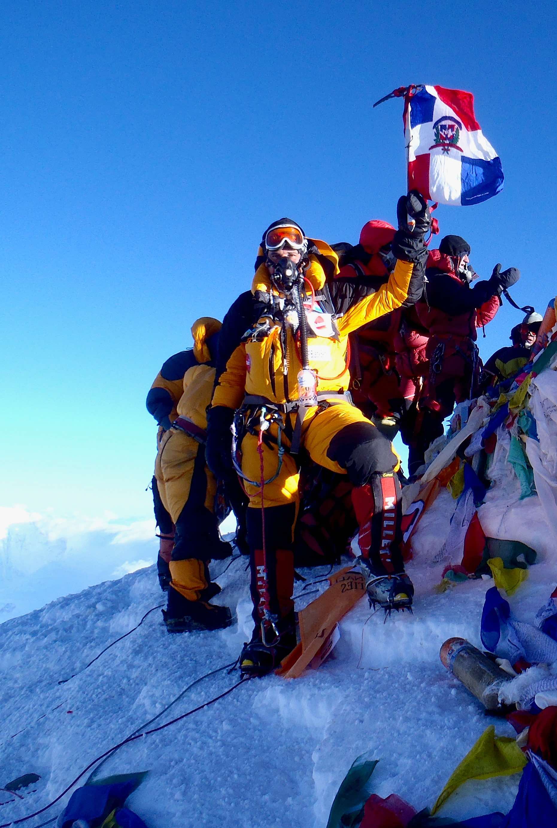 Pour atteindre le sommet de l'Everest, chaque grimpeur utilise cinq bouteilles d'oxygène. © DR