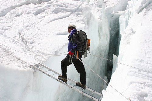 Les sherpas installent des échelles le long du parcours. © DR