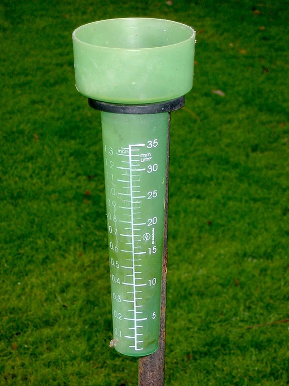 Un pluviomètre permet de mesurer la quantité de pluie tombée à un endroit précis pendant un certain temps. 