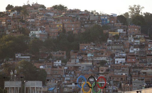 L'une des nombreuses favelas de Rio, depuis le Maracana Stadium, qui a accueilli plusieurs épreuves pendant les JO. Sur la photo, tu peux voir les anneaux olympiques, qui surmontent le stade. © Friso Gentsch/dpa/ AFP