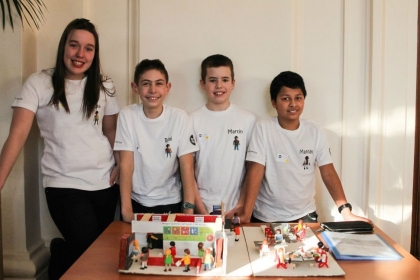 Les Kids from LH devant la maquette de leurs projets. Photo famille Leblond