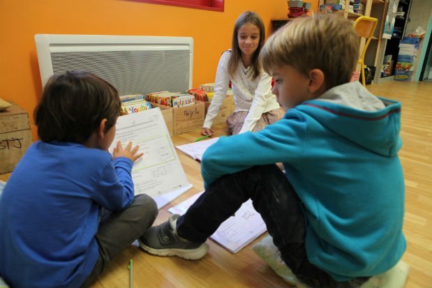 Les enfants apprennent à s’aider pour faire leurs exercices.