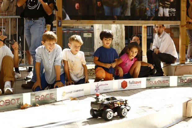 Public toulouse robot race