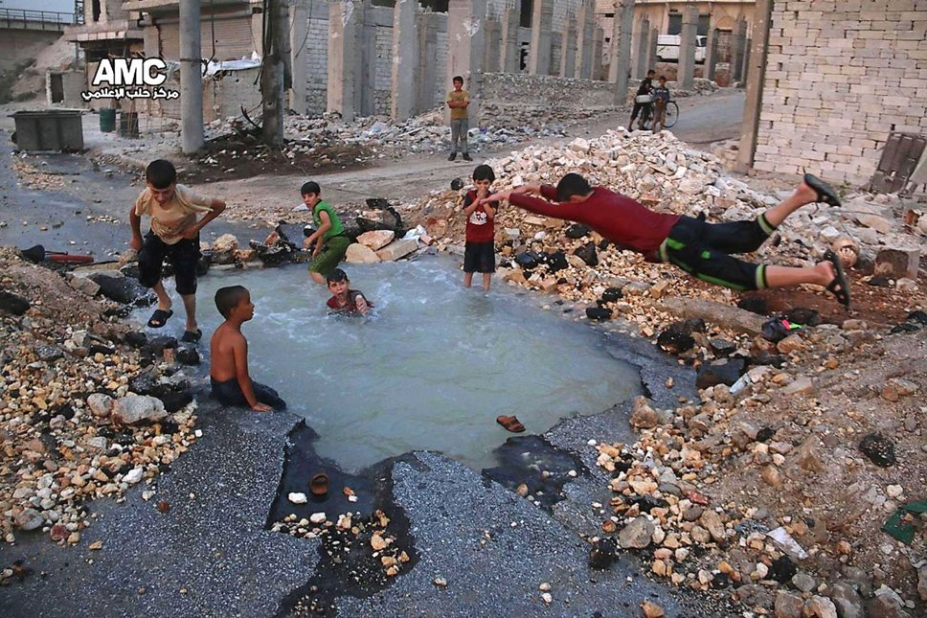Enfants syriens jouant à Alep.