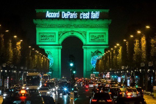 Le 4 novembre, pour fêter la mise en œuvre de l’accord sur le climat, signé à Paris en 2015, l’Arc de triomphe s’est illuminé en vert, tout comme la tour Eiffel. © Geoffroy Van Der Hasselt / Anadolu Agency