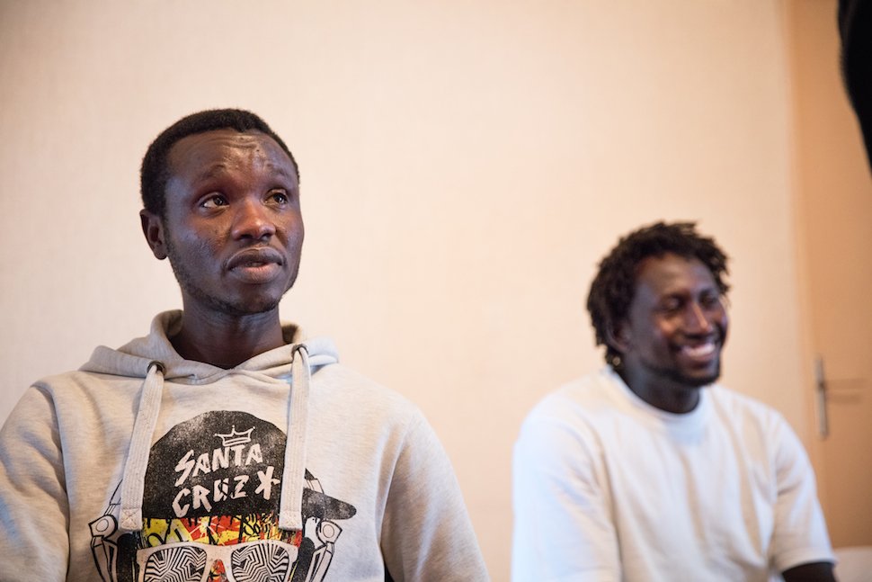 Osman (à gauche), 27 ans, est Soudanais. Il a fui son pays à cause de la guerre et espère pouvoir rester en France. © Vincent Gire / Milan presse