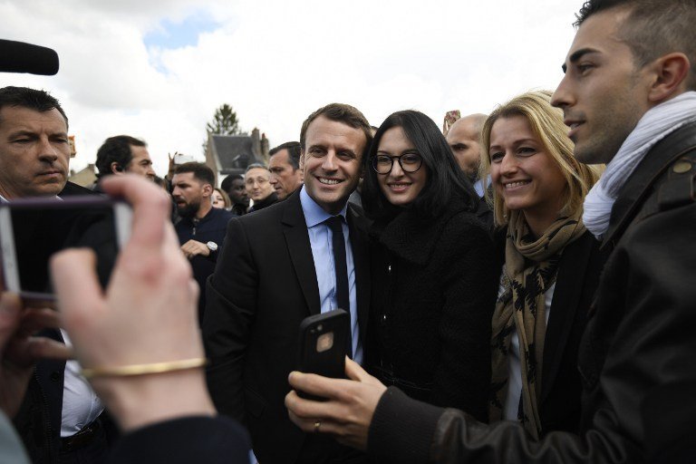 Emmanuel Macron pose avec ses militants, à Amiens, sa ville natale, le 26 avril 2017 © ERIC FEFERBERG / POOL / AFP