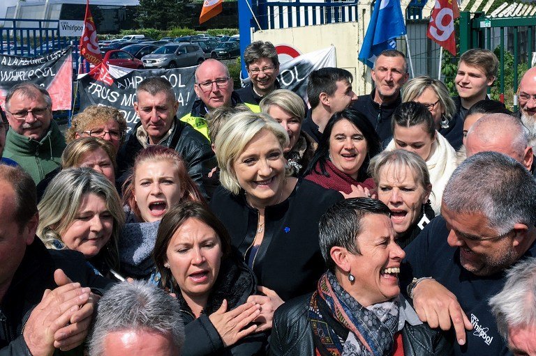 Visite surprise de Marine Le Pen aux employés de l’usine Whirpool, à Amiens, le 26 avril 2017 © STR / AFP