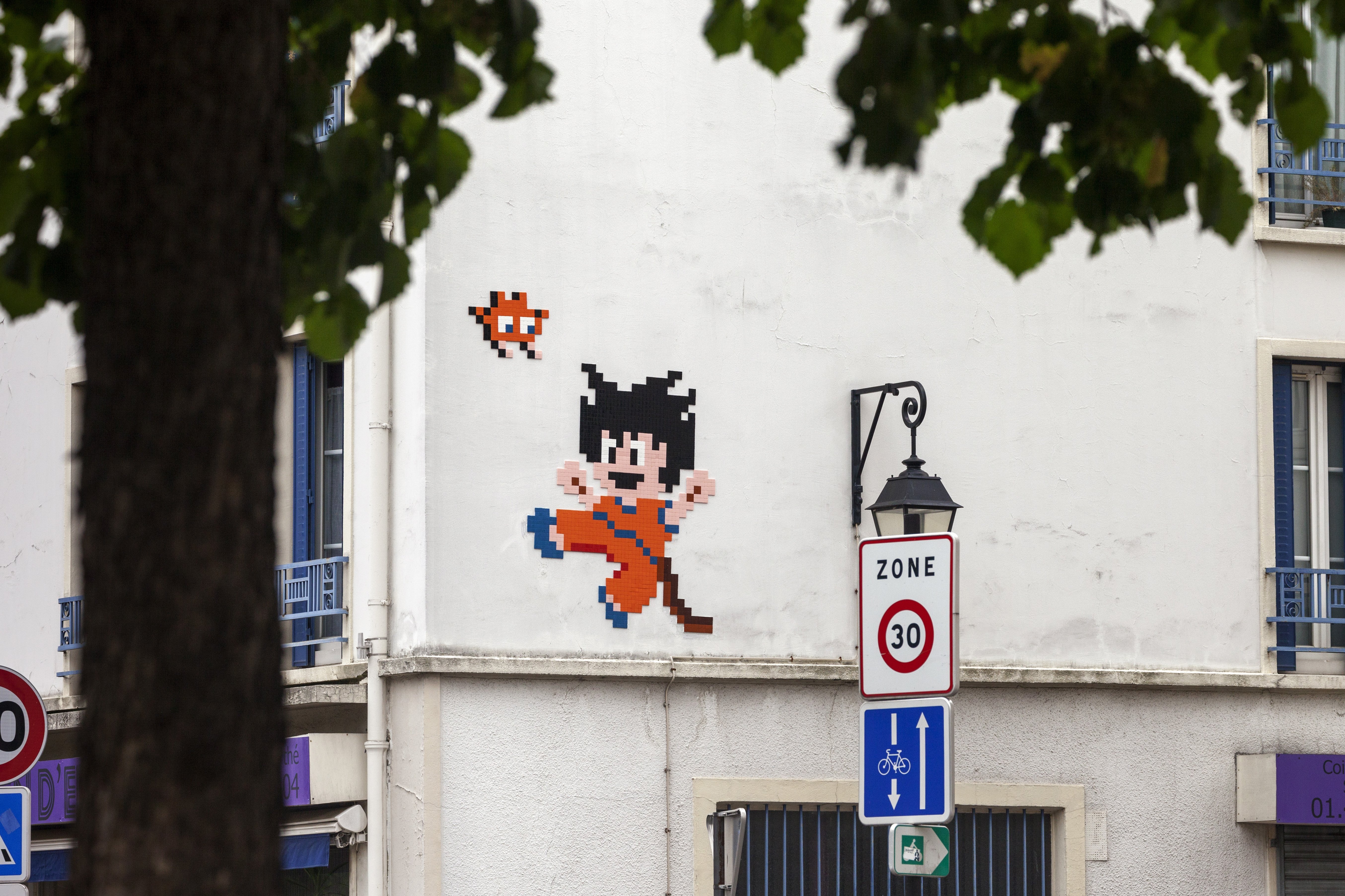 À Paris, un Space Invader combat Sangoku (Dragon Ball) - 2016 - © Invader