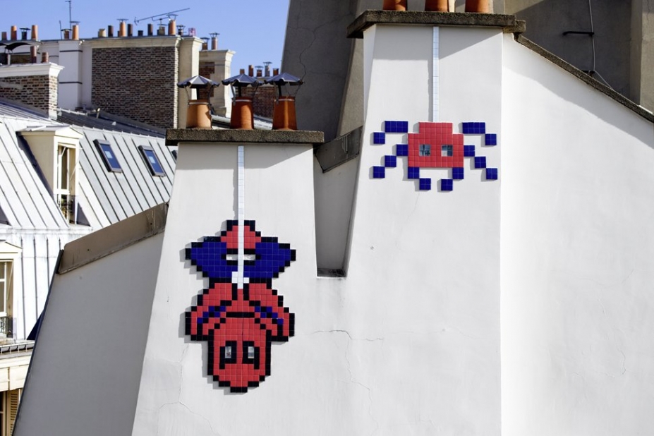Spiderman accroché à une cheminée, sur les toits de Paris (2013). © Invader