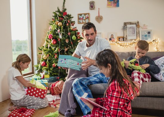 Où faut-il que tu déménages pour recevoir deux fois des cadeaux à Noël ?