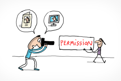 Un photographe s'apprête à prendre en photo une personne tenant une pancarte "permission".